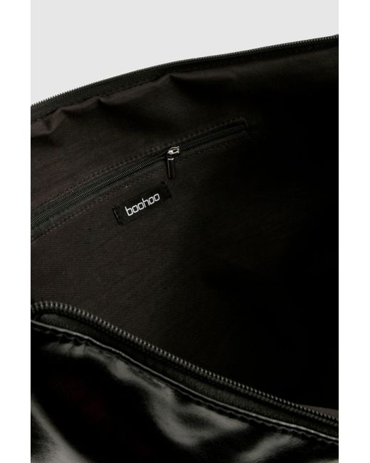 Bolso De Hombro Redondo Oversize De Vinilo Boohoo de color Black