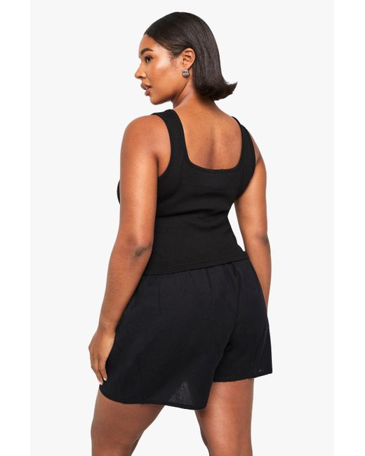 Top Sin Mangas Plus Con Escote En U Y Botones De Presión Boohoo de color Black