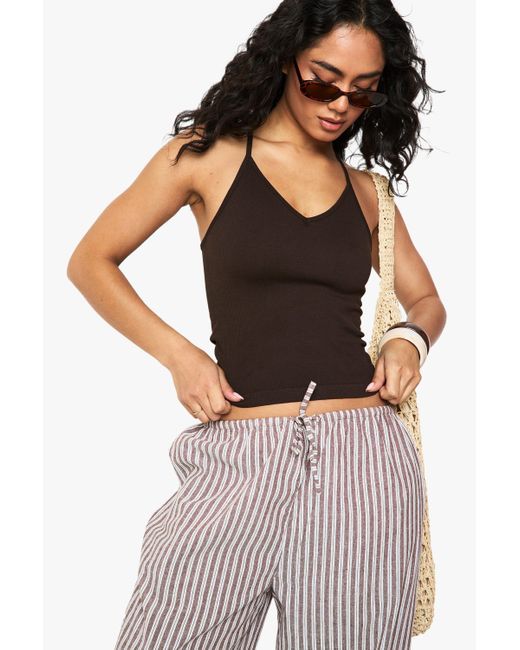 Top Sin Mangas De Canalé Sin Costuras Con Espalda De Nadador Boohoo de color Brown