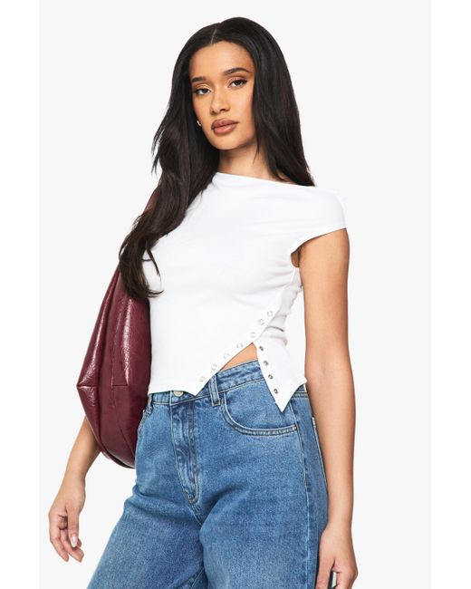Top De Canalé Asimétrico Con Botones De Presión Y Un Hombro Descubierto Boohoo de color White