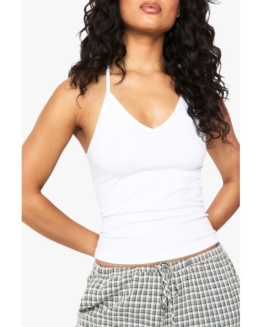 Top Sin Mangas De Canalé Sin Costuras Con Espalda De Nadador Boohoo de color White