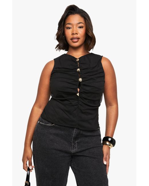 Top Plus Con Escote De Pico Y Botones Dorados Boohoo de color Black