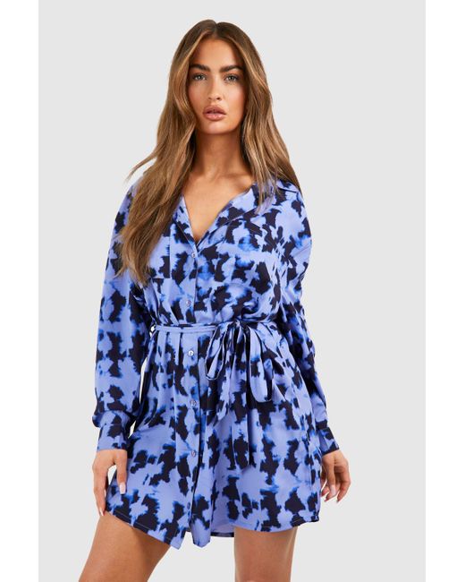 Blur Print Batwing Belted Shirt Dress Boohoo de color Blue