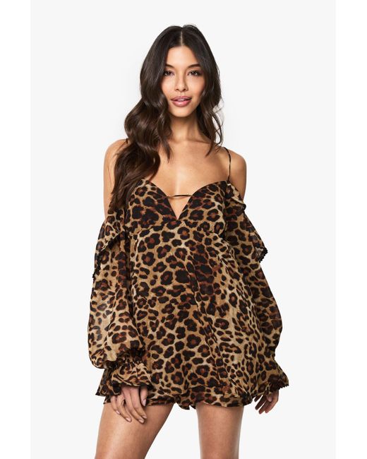 Mono Corto De Chifón Con Volante Y Hombros Descubiertos Con Estampado De Leopardo Boohoo de color Brown