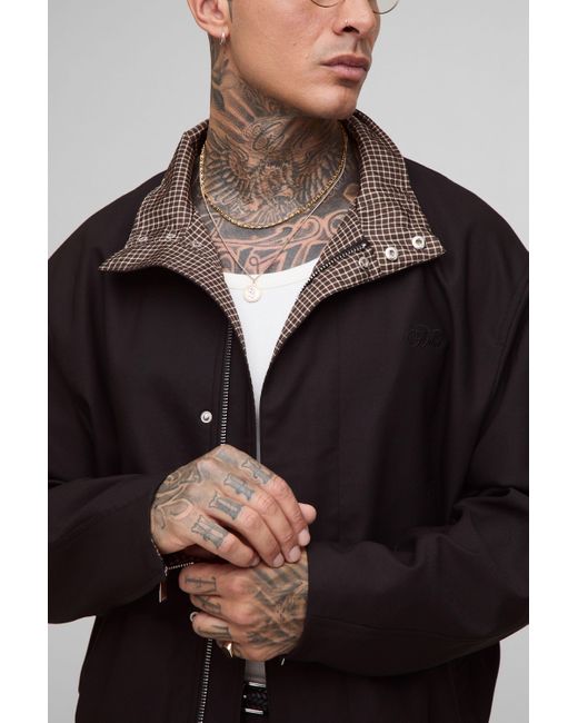 BoohooMAN Tall bestickte Trainingsjacke mit Trichterkragen in Black für Herren