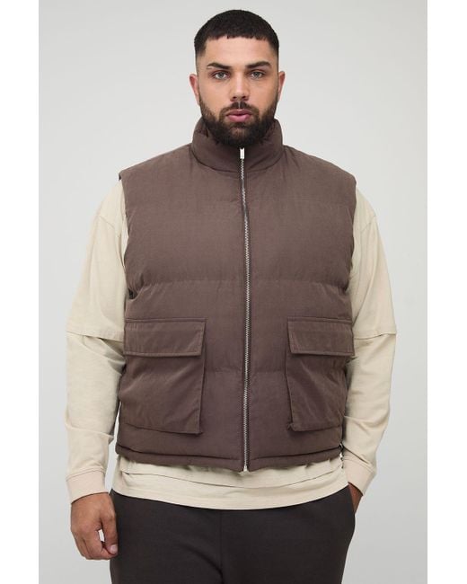 BoohooMAN Plus kastige Weste aus Wildlederimitat mit Trichterkragen in Brown für Herren