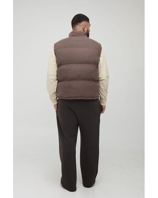 BoohooMAN Plus kastige Weste aus Wildlederimitat mit Trichterkragen in Brown für Herren