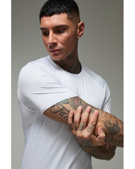 Camiseta Tall Man Active Ligera De Ranglán Ajustada Al Músculo Con Estampado Essentials Boohoo de color Gray