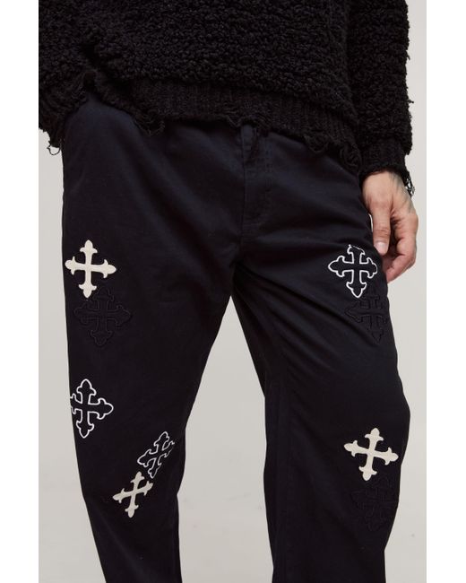 BoohooMAN Tall lockere Hose mit Kreuz-Applikation in Black für Herren