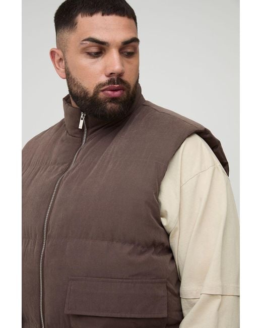 BoohooMAN Plus kastige Weste aus Wildlederimitat mit Trichterkragen in Brown für Herren