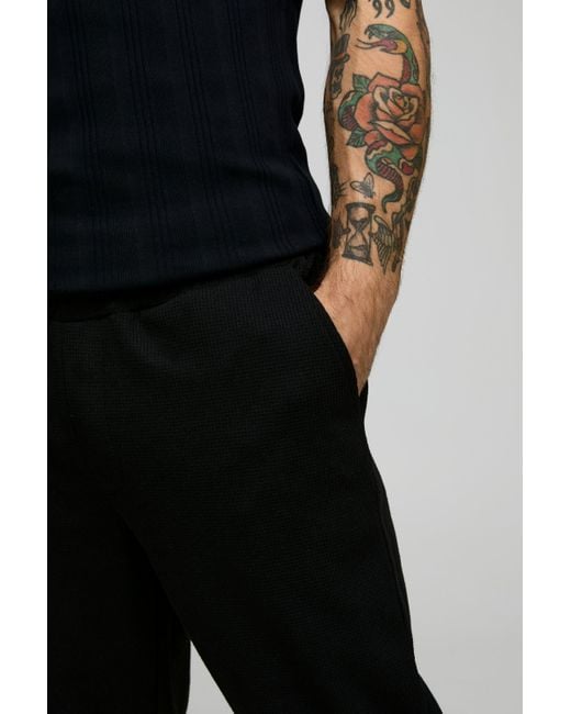 BoohooMAN Smarte Slim-Fit Hose in Waffeloptik mit elastischem Bund in Black für Herren