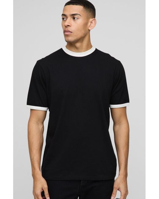 Camiseta Con Cuello De Caja Y Ribetes En Los Filos Boohoo de color Black