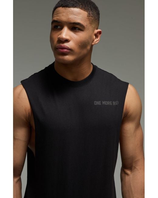 BoohooMAN Man Active vesttop mit One More Rep Print in Black für Herren