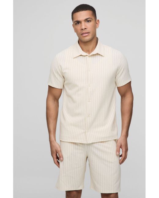 BoohooMAN Regular Fit Seersucker Hemd & Shorts mit Nadelstreifen in Natural für Herren