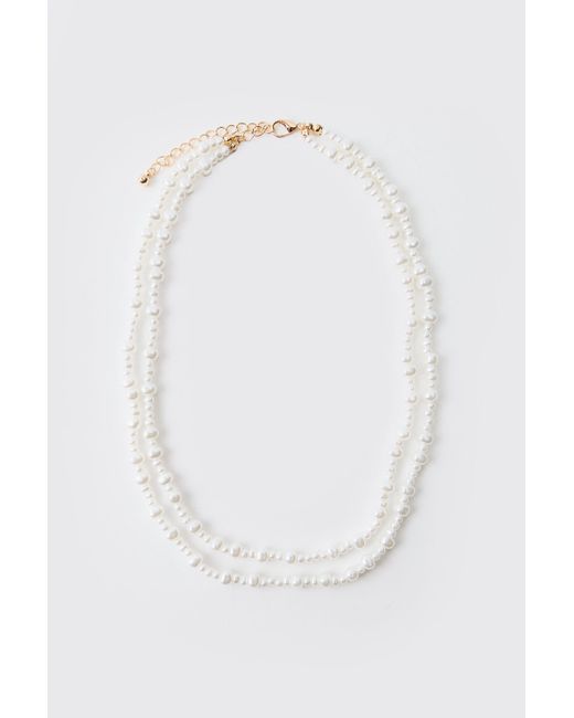 Collar A Capas Con Perlas Boohoo de color White