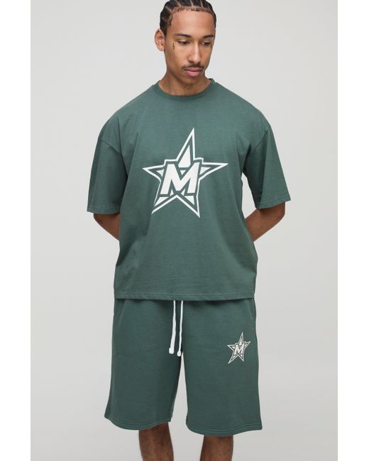 Conjunto Oversize Recto De Pantalón Corto Y Camiseta Con Estampado M De Estrella Boohoo de color Green