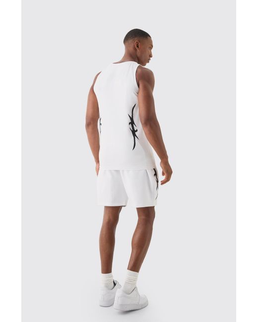 BoohooMAN Muscle Fit Graphic Official Vest & Shorts Set in White für Herren