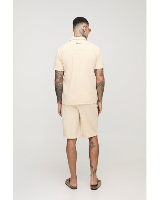 BoohooMAN Tall besticktes Hemd und lockere Shorts in Natural für Herren