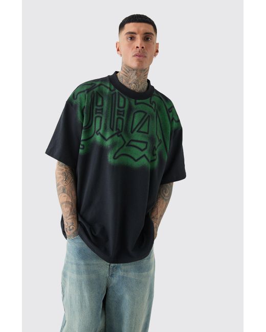BoohooMAN Tall Oversized Extended Neck Gothic Man Grafitti Spray T-shirt in Green für Herren