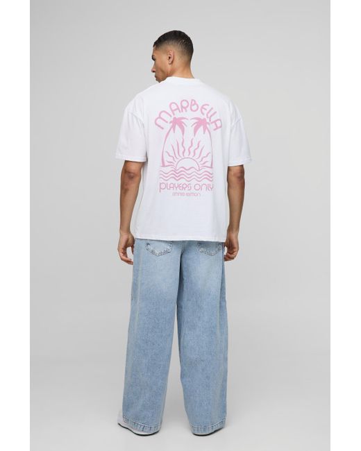 Camiseta Oversize Con Cuello Extendido Y Estampado Gráfico De Marbella Boohoo de color White