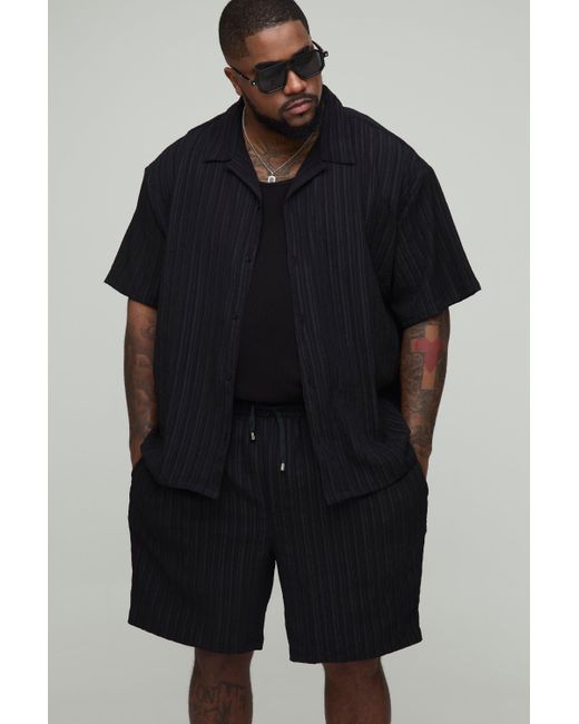 BoohooMAN Plus kurzärmliges strukturiertes Oversize Hemd & Shorts in Black für Herren