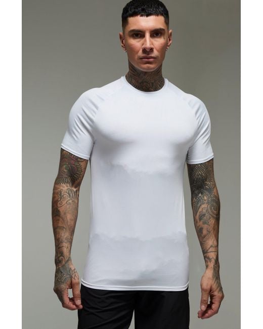 Camiseta Tall Man Active Ligera De Ranglán Ajustada Al Músculo Con Estampado Essentials Boohoo de color Gray