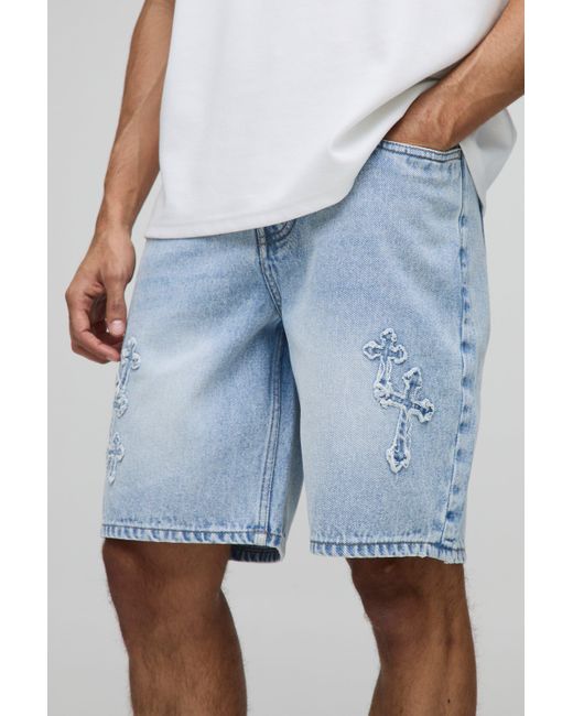 Pantalón Corto Vaquero Holgado Con Lavado A La Piedra Y Aplique De Cruz Azul Boohoo de color Blue