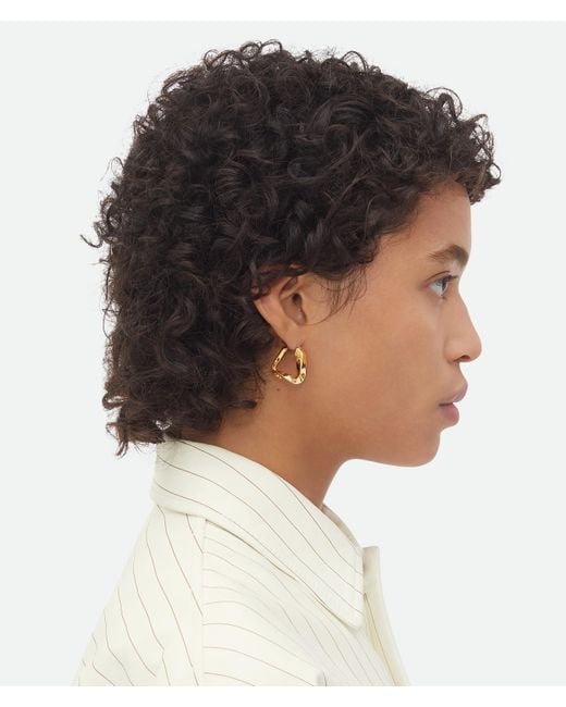 Bottega Veneta White Kleine Twist Triangle Hoop Ohrringe