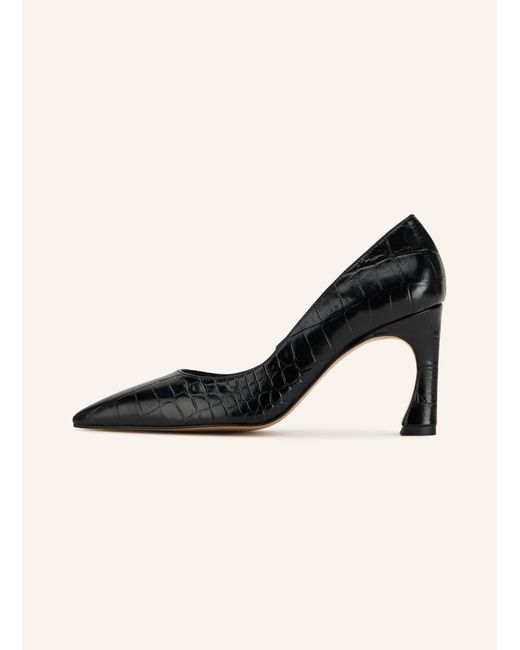 Flattered Black Pumps