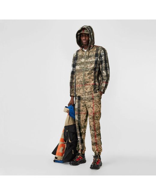 Pantalon de survêtement en nylon check camouflage Burberry pour homme en  coloris Neutre | Lyst