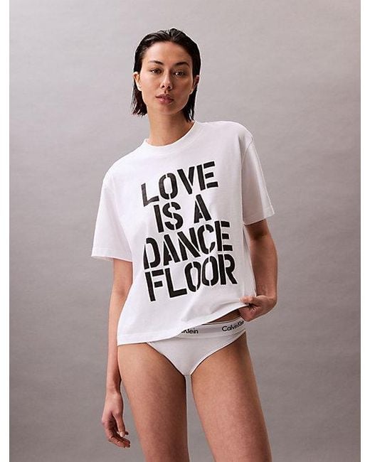 Calvin Klein White Pride Love Is A Dance Floor Lässiges T-Shirt Mit Grafischem Print
