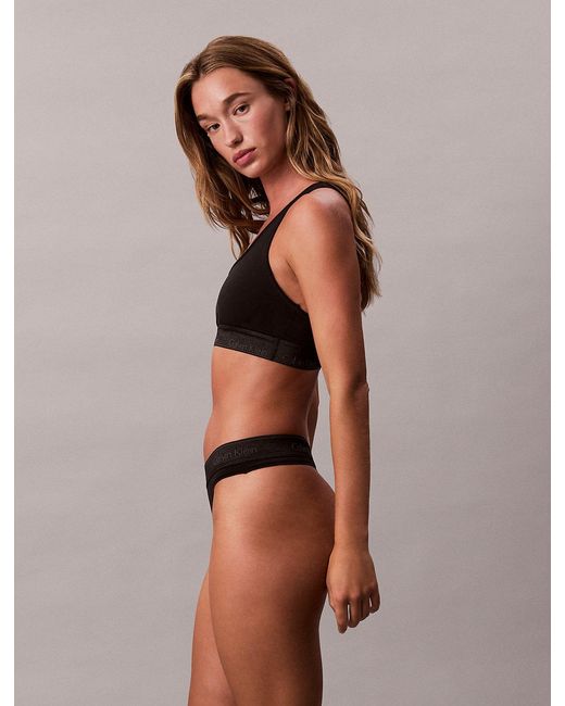 String En Édition Limitée Calvin Klein en coloris Black