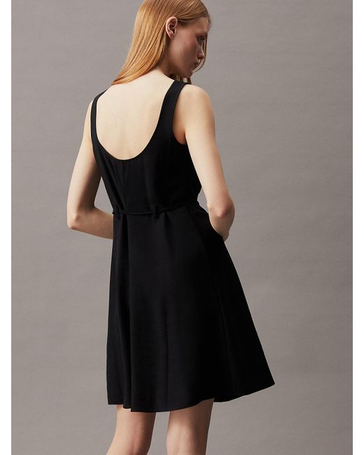 Robe nouée à la taille en sergé doux Calvin Klein en coloris Black