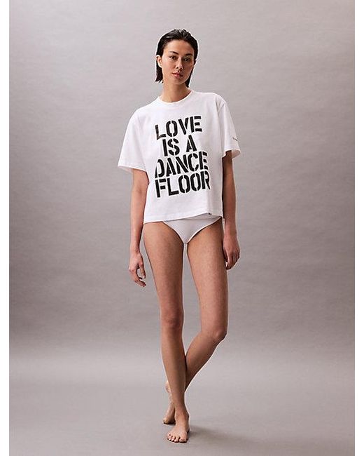 Calvin Klein White Pride Love Is A Dance Floor Lässiges T-Shirt Mit Grafischem Print