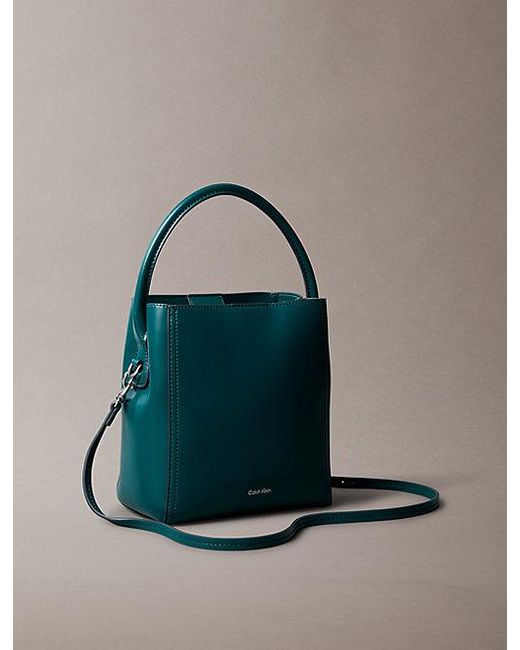 Calvin Klein Bucket Bag Met Monogramlogo-Hardware in het Green