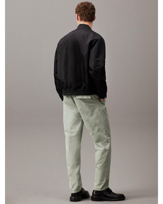 Pantalon plissé et fuselé en sergé Calvin Klein pour homme en coloris Gray