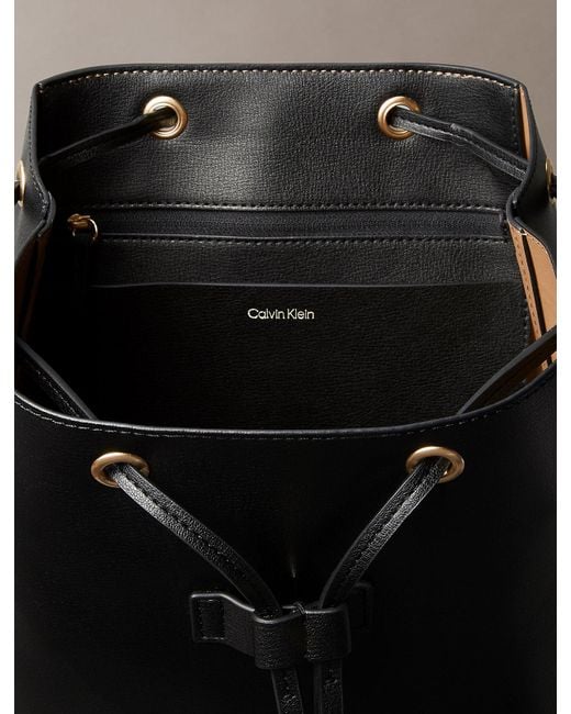 Zaino Con Patta Con Logo Laminato di Calvin Klein in Black