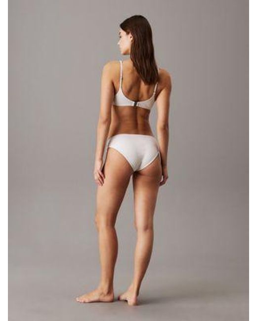 Parte de arriba de bikini de triángulo - CK Wire Calvin Klein de color Natural