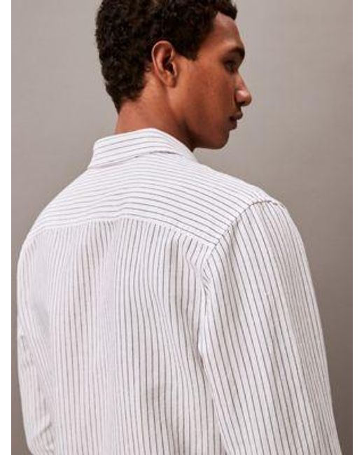 Camisa clásica a rayas con botones en mezcla de lino Calvin Klein de hombre de color White