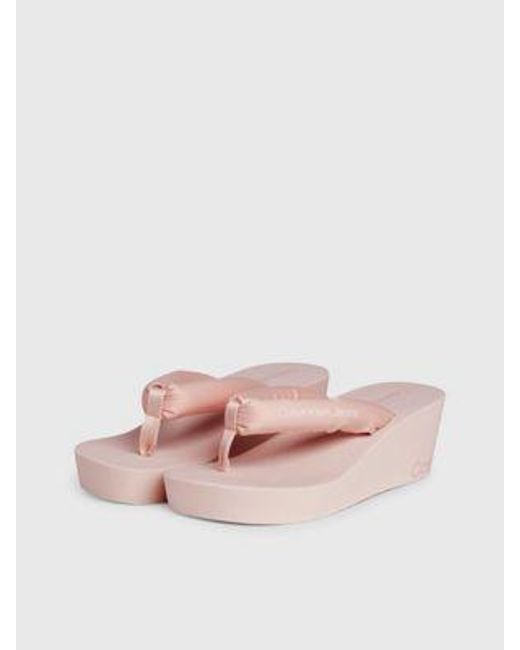 Chanclas de plataforma de cuña de satén Calvin Klein de color Pink