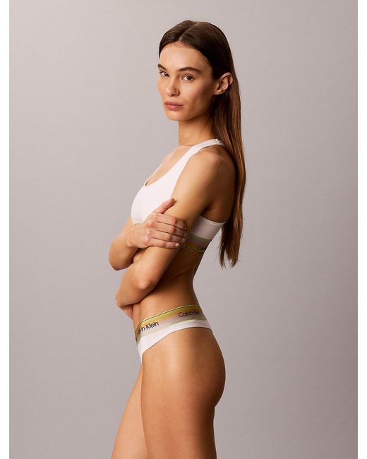String Calvin Klein en coloris Brown