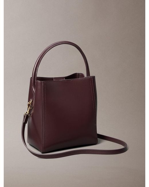Borsa A Secchiello Con Elementi Metallici Con Logo Monogramma di Calvin Klein in Brown