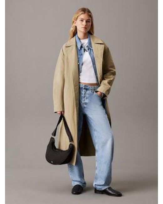 Bolso hobo sling Calvin Klein de color Gray