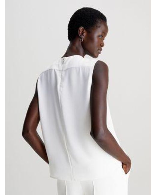 Blusa con escote en forma de ojo de cerradura Calvin Klein de color White