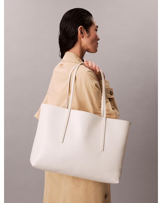 Sac Cabas Avec Pochette Entièrement Paré De Monogrammes Calvin Klein en coloris Gray