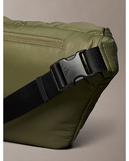 Calvin Klein Puffer Sling Bag Met Monogram-Logo in het Green voor heren