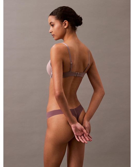 String Calvin Klein en coloris Brown