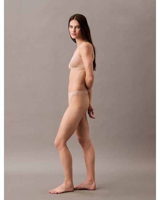 String Calvin Klein en coloris Brown
