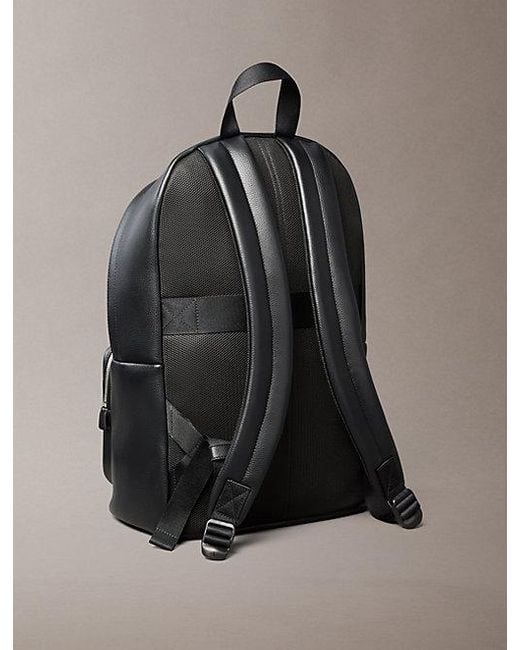 Calvin Klein Ronde Rugzak Met Micro-Kiezelstructuur in het Gray voor heren