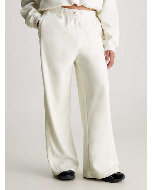 Pantalon de jogging à jambes larges en polaire Calvin Klein en coloris White